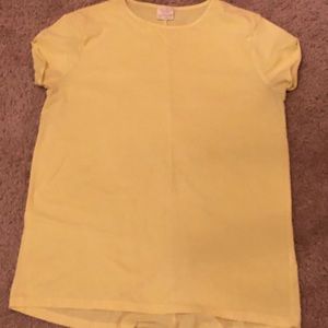 A yellow Zara’s girls t-shirt.